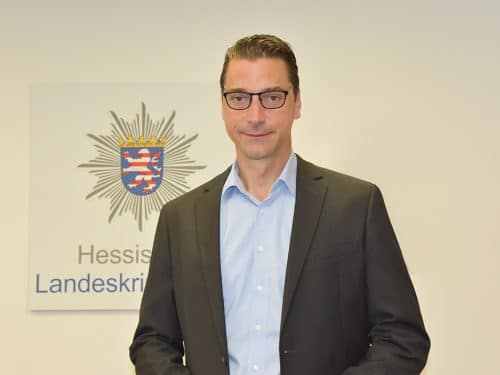 Felix Paschek ist Vizepräsident des Hessischen Landeskriminalamts (HLKA) und seit Juli 2021 Leiter der Stabsstelle Fehler- und Führungskultur Polizei im Innenministerium Hessen.