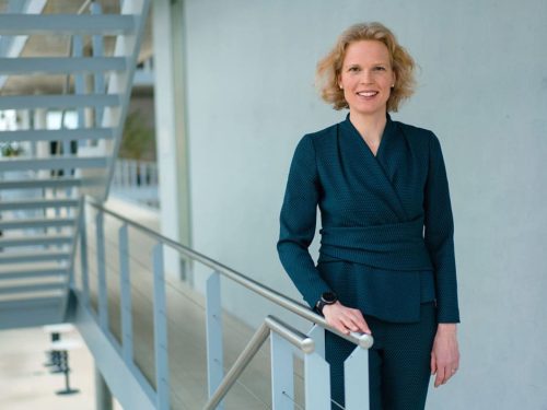 Katharina Hölzle ist Innovationsforscherin. Sie leitet das Institut für Arbeitswissenschaft und Technologiemanagement (IAT) der Universität Stuttgart sowie das Fraunhofer-Institut für Arbeitswirtschaft und Organisation IAO.