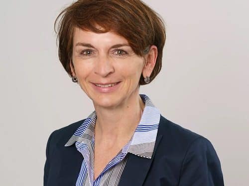 Eva Moll-Haselsteiner (50) leitet seit Anfang des Jahres den Bereich Human Resources und Organisation bei der österreichischen Kreditversicherung Acredia.